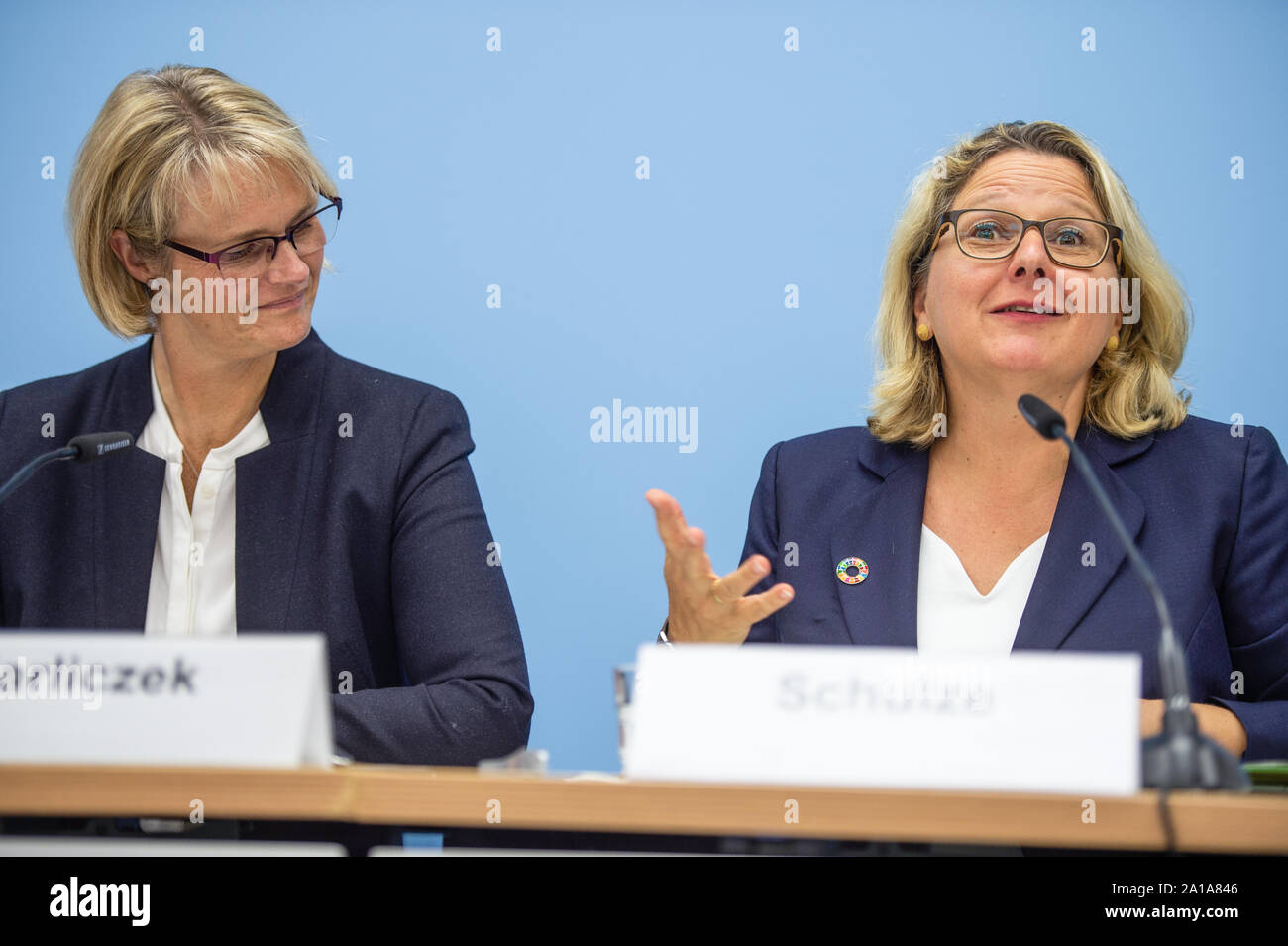 25 September 2019, Berlin: Svenja Schulze (r, SPD), Federal Environment Minister, and Anja Karliczek (l, CDU), Federal Minister of Education and Research, speak at a press conference at the Federal Ministry of Research and Education on the Special Report of the Intergovernmental Panel on Climate Change (IPCC) presented in Monaco on Wednesday. Researchers address the impact of climate change on oceans and ice areas and the consequences for human society. Photo: Arne Immanuel Bänsch/dpa Stock Photo