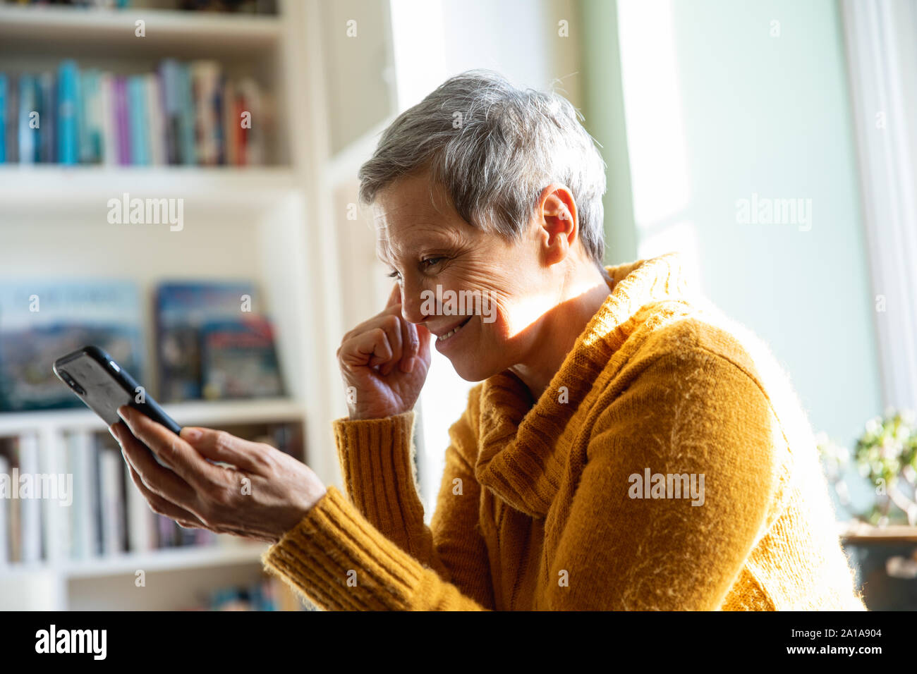 Mature woman smartphone hi-res stock photography and images - Alamy
