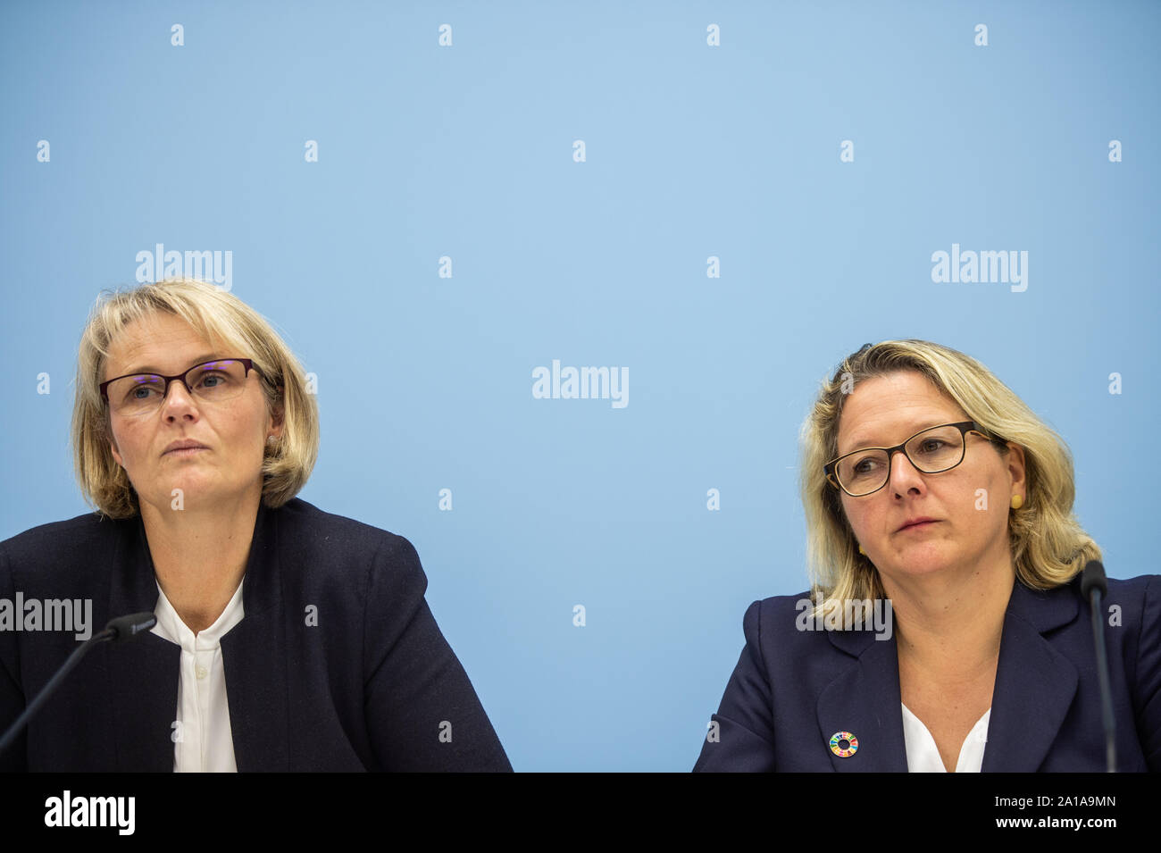 25 September 2019, Berlin: Svenja Schulze (r, SPD), Federal Environment Minister, and Anja Karliczek (CDU), Federal Minister of Education and Research, speak at a press conference at the Federal Ministry of Research and Education on the Special Report of the Intergovernmental Panel on Climate Change (IPCC) presented in Monaco on Wednesday. Researchers address the impact of climate change on oceans and ice areas and the consequences for human society. Photo: Arne Immanuel Bänsch/dpa Stock Photo