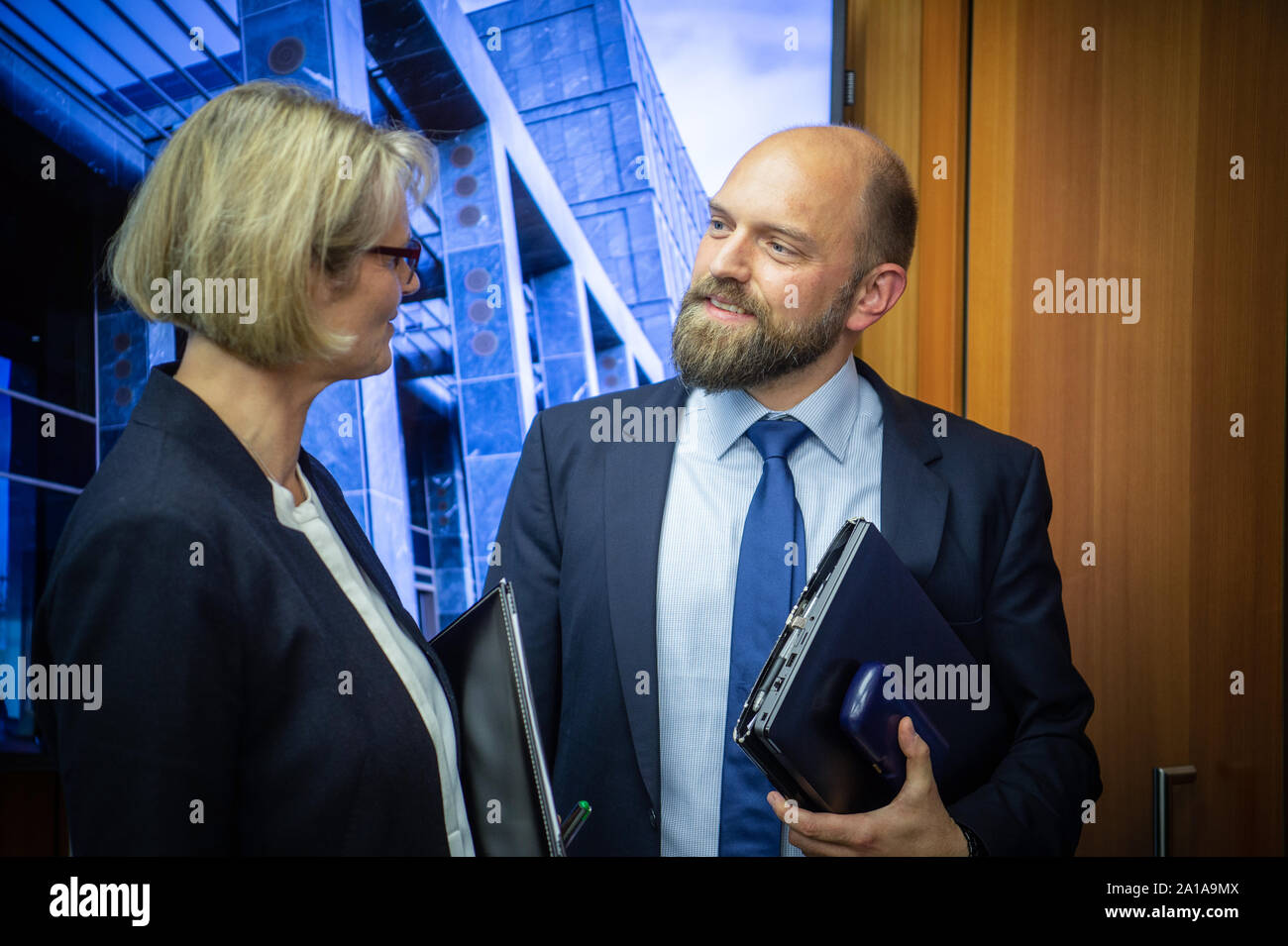 25 September 2019, Berlin: Anja Karliczek (CDU), Federal Minister of Education and Research, and Matthias Garschagen, Professor of Anthropogeography at the LMU Munich, talk after a press conference at the Federal Ministry of Research and Education. The special report of the Intergovernmental Panel on Climate Change (IPCC), which was presented in Monaco on Wednesday, was discussed. Researchers address the impact of climate change on oceans and ice areas and the consequences for human society. Photo: Arne Immanuel Bänsch/dpa Stock Photo