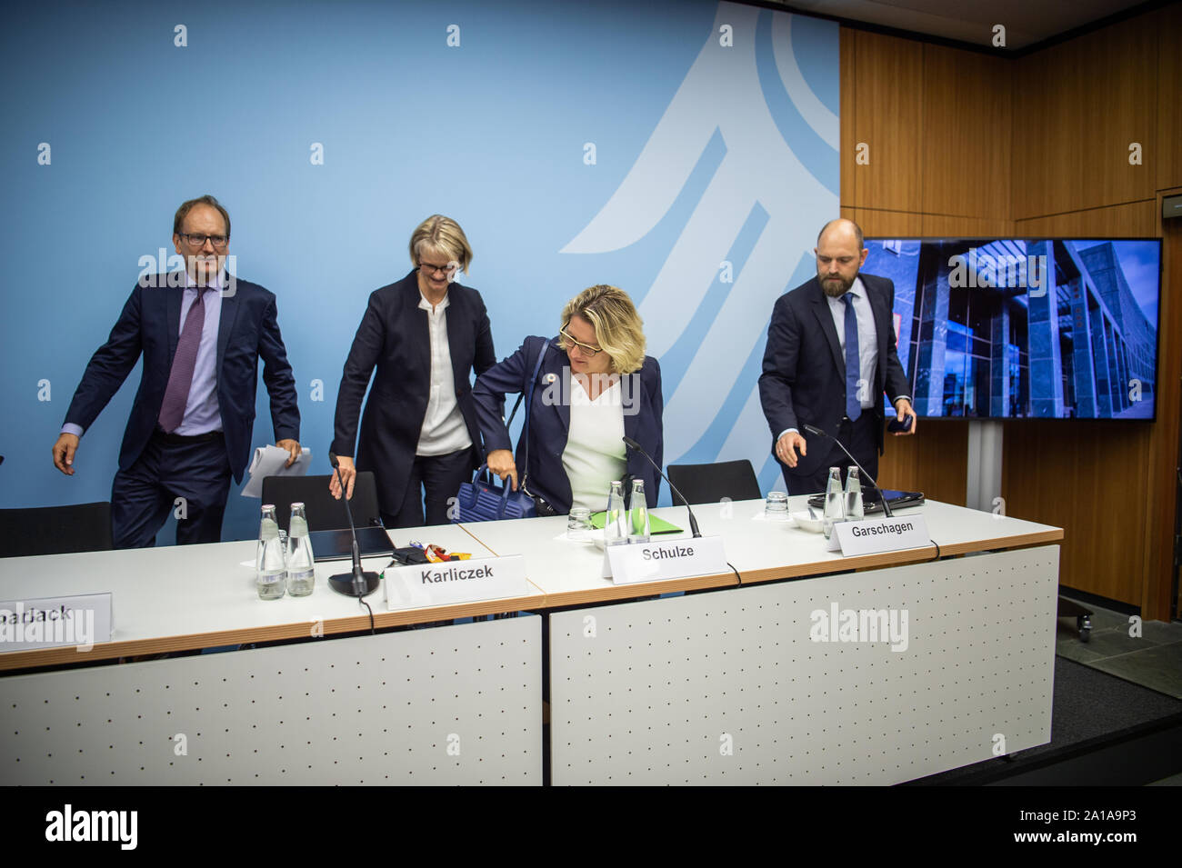 25 September 2019, Berlin: Ulrich Scharlack (l-r), Press Officer at the Federal Environment Ministry, Anja Karliczek (CDU), Federal Minister of Education and Research, Svenja Schulze (SPD), Federal Environment Minister, and Matthias Garschagen, Professor of Anthropogeography at the LMU Munich, will attend a press conference at the Federal Ministry of Research and Education on the Special Report of the Intergovernmental Panel on Climate Change (IPCC) presented in Monaco on Wednesday. Researchers address the impact of climate change on oceans and ice areas and the consequences for human society. Stock Photo