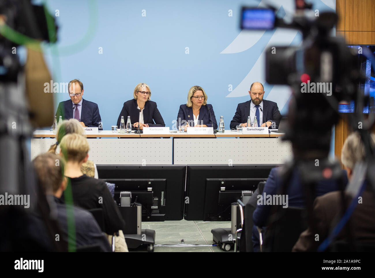 25 September 2019, Berlin: Ulrich Scharlack (l-r), Press Officer at the Federal Environment Ministry, Anja Karliczek (CDU), Federal Minister of Education and Research, Svenja Schulze (SPD), Federal Environment Minister, and Matthias Garschagen, Professor of Anthropogeography at the LMU Munich, comment at a press conference at the Federal Ministry of Research and Education on the Special Report of the Intergovernmental Panel on Climate Change (IPCC) presented in Monaco on Wednesday. Researchers address the impact of climate change on oceans and ice areas and the consequences for human society. Stock Photo