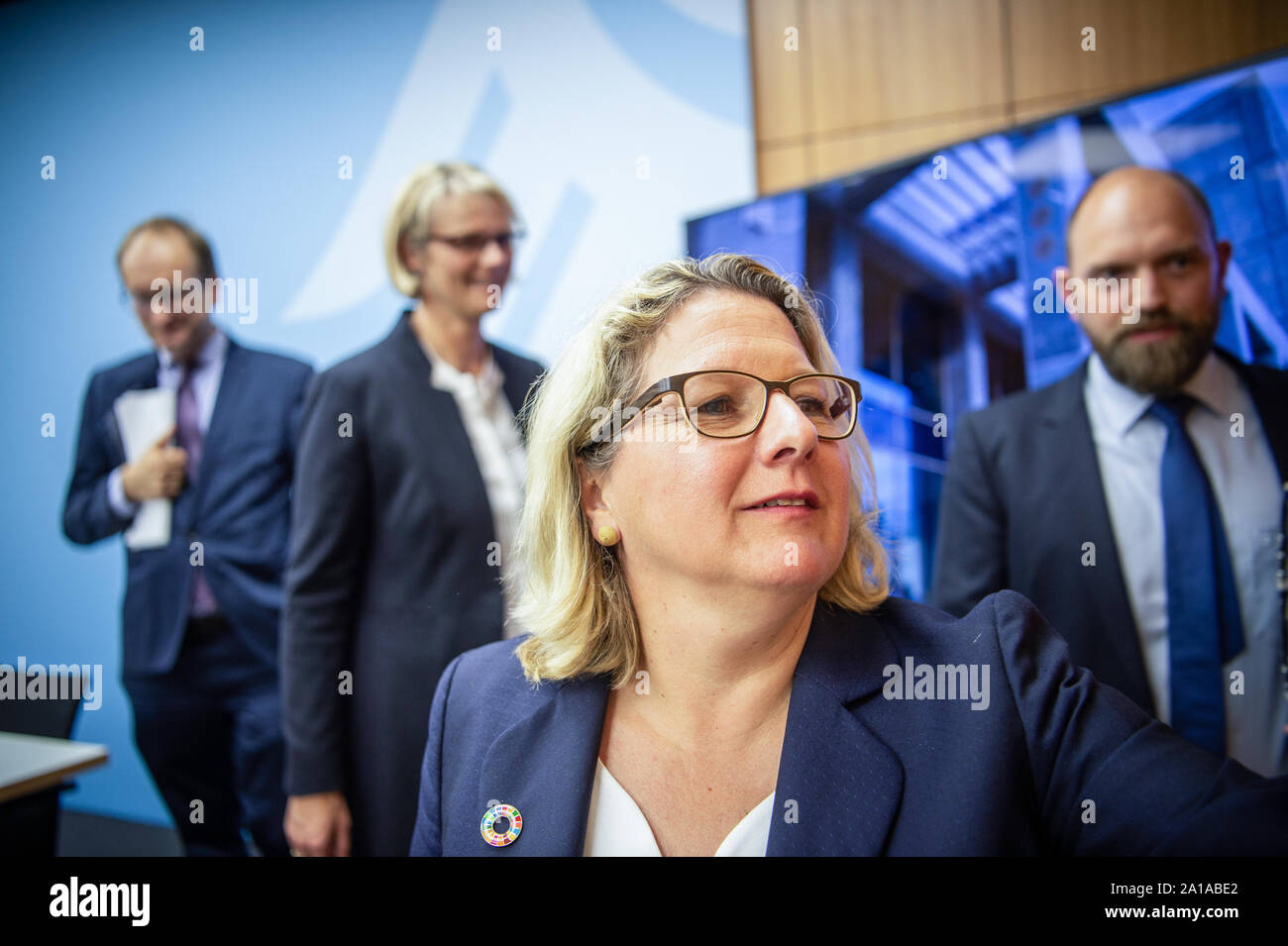 25 September 2019, Berlin: Ulrich Scharlack (l-r), Press Officer at the Federal Environment Ministry, Anja Karliczek (CDU), Federal Minister of Education and Research, Svenja Schulze (SPD), Federal Environment Minister, and Matthias Garschagen, Professor of Anthropogeography at the LMU Munich, leave a press conference at the Federal Ministry of Research and Education on the Special Report of the Intergovernmental Panel on Climate Change (IPCC), which was presented in Monaco on Wednesday. Researchers address the impact of climate change on oceans and ice areas and the consequences for human soc Stock Photo