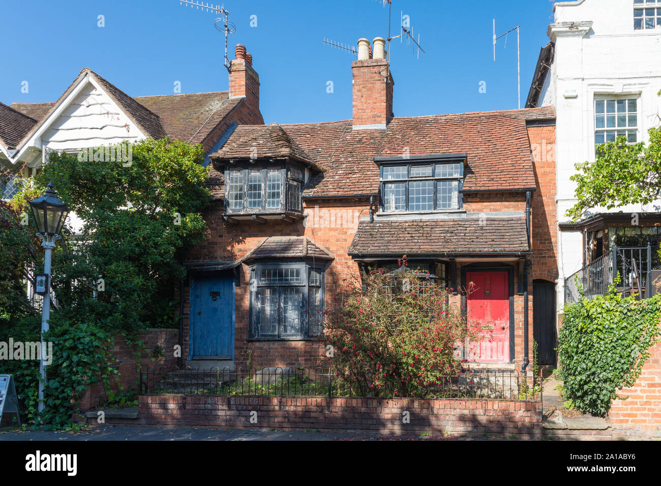Pair of small brick cottages in Southern Lane, Stratford-upon-Avon, Warwickshire Stock Photo