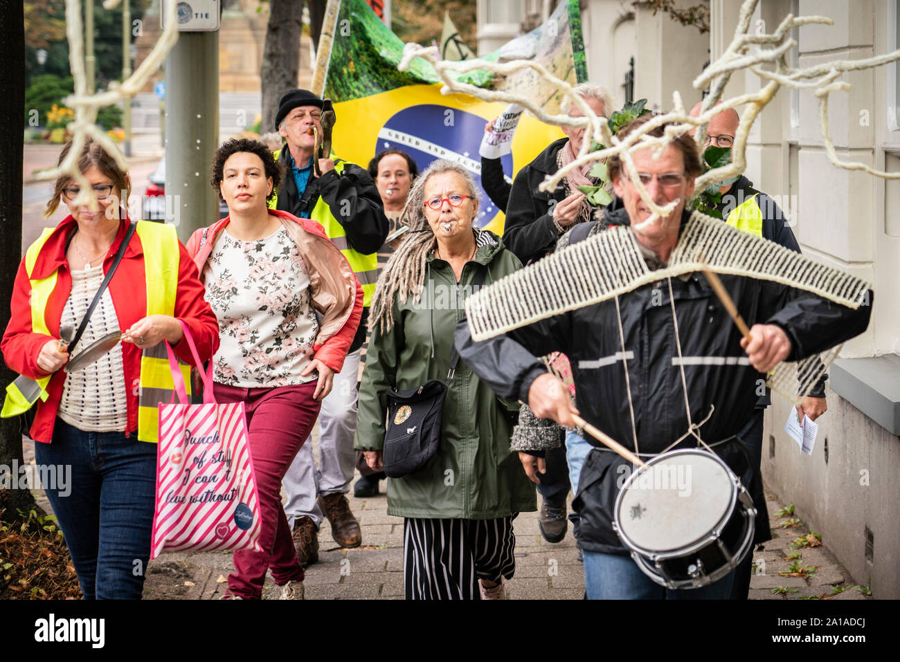 Den Haag, Netherlands. 25th Sep, 2019. DEN HAAG, 25-09-2019, Demonstration against cutting down threes at the Amazone rainforest in Brazil. Credit: Pro Shots/Alamy Live News Stock Photo