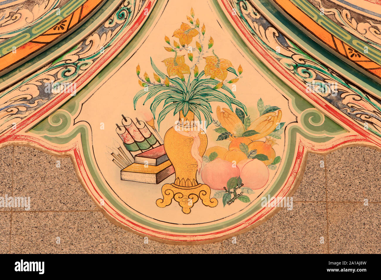 Vase, fleurs et fruits. Illustration murale. The Fude Miao Chinese Temple. Teochew. 1968. Ventiane. Laos. Stock Photo