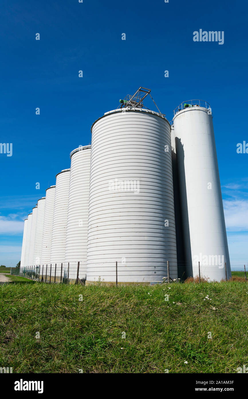 Tall grain silos hires stock photography and images Alamy