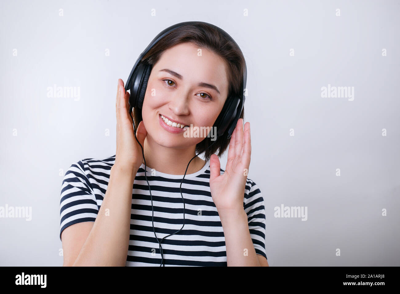 Headphone female asian hi-res stock photography and images - Alamy