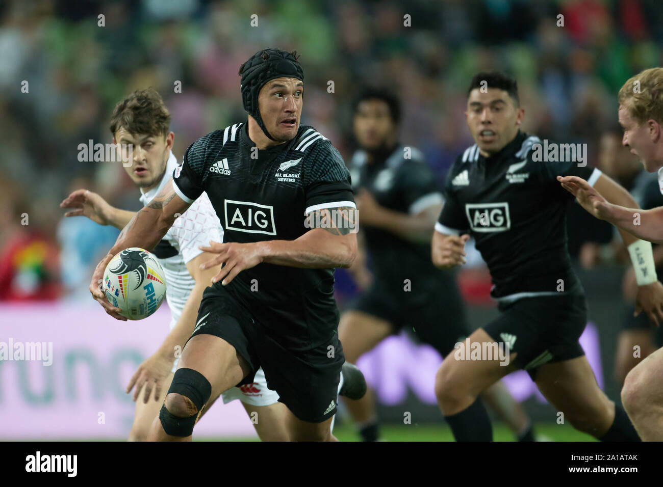 Munich, Germany. 21st Sep, 2019. Oktoberfest Sevens Rugby Tournament in Munich on 21 and 22 September 2019. Group match between New Zealand and England. Trael Joass (New Zealand, 1) is looking for a player to play with under pressure. Credit: Jürgen Kessler/dpa/Alamy Live News Stock Photo
