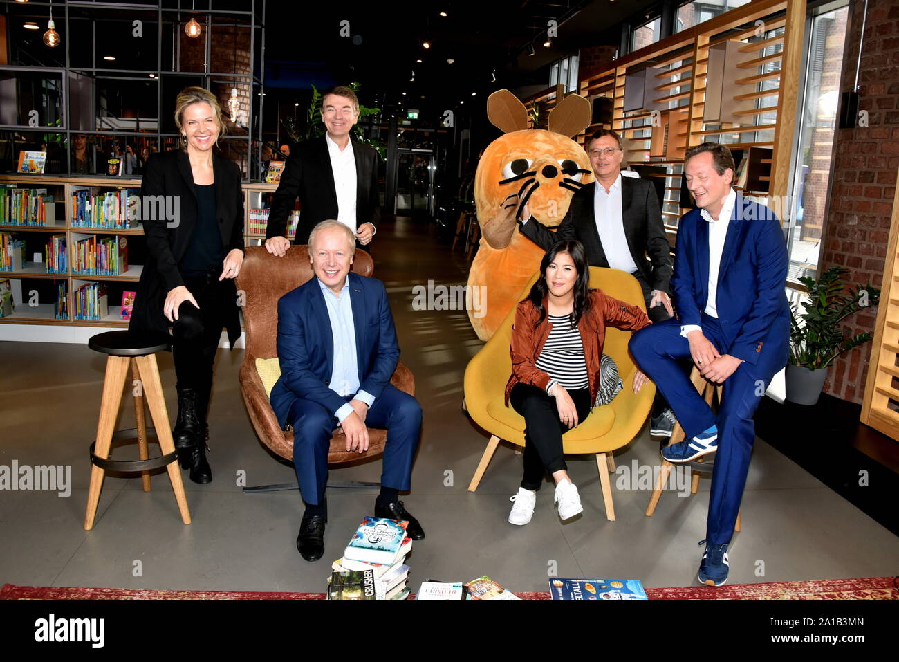 Cologne, Germany. 25th Sep, 2019. Valerie Weber, l-r, Tom Buhrow, Jörg Schönenborn, Maus, Mai Thi Nguyen-Kim, Volker Herres and Eckart von Hirschhausen pose at the press conference for the ARD Theme Week 2019, which deals with 'Future Education' from 9 to 16 November. Credit: Horst Galuschka/dpa/Alamy Live News Stock Photo