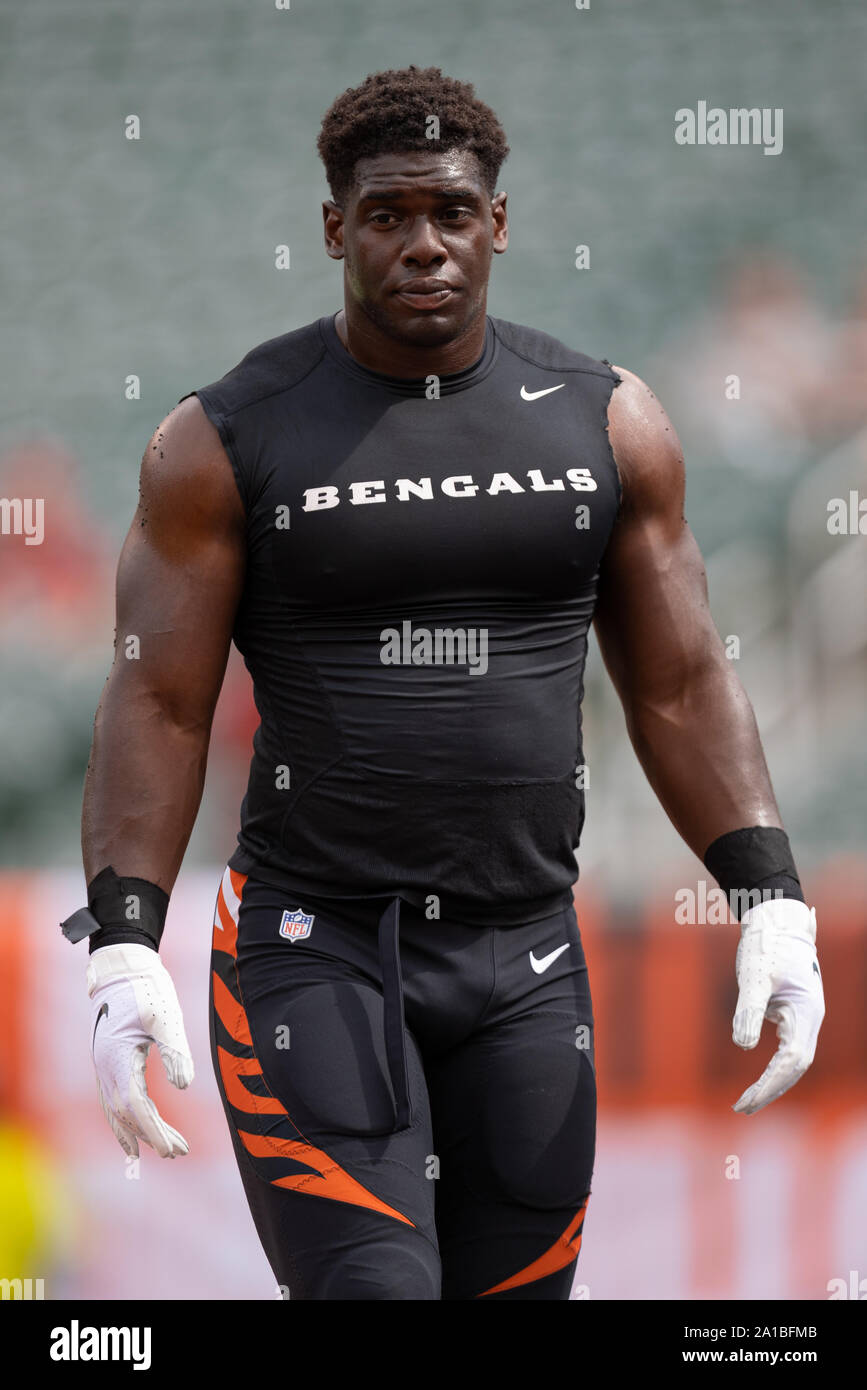 cincinnati-oh-usa-15th-sep-2019-cincinnati-bengals-defensive-end-carl-lawson-58-warms-up-before-an-nfl-football-game-between-the-san-francisco-49ers-and-the-cincinnati-bengals-at-paul-brown-stadium-on-september-15-2019-in-cincinnati-oh-adam-lacycsmalamy-live-news-2A1BFMB.jpg