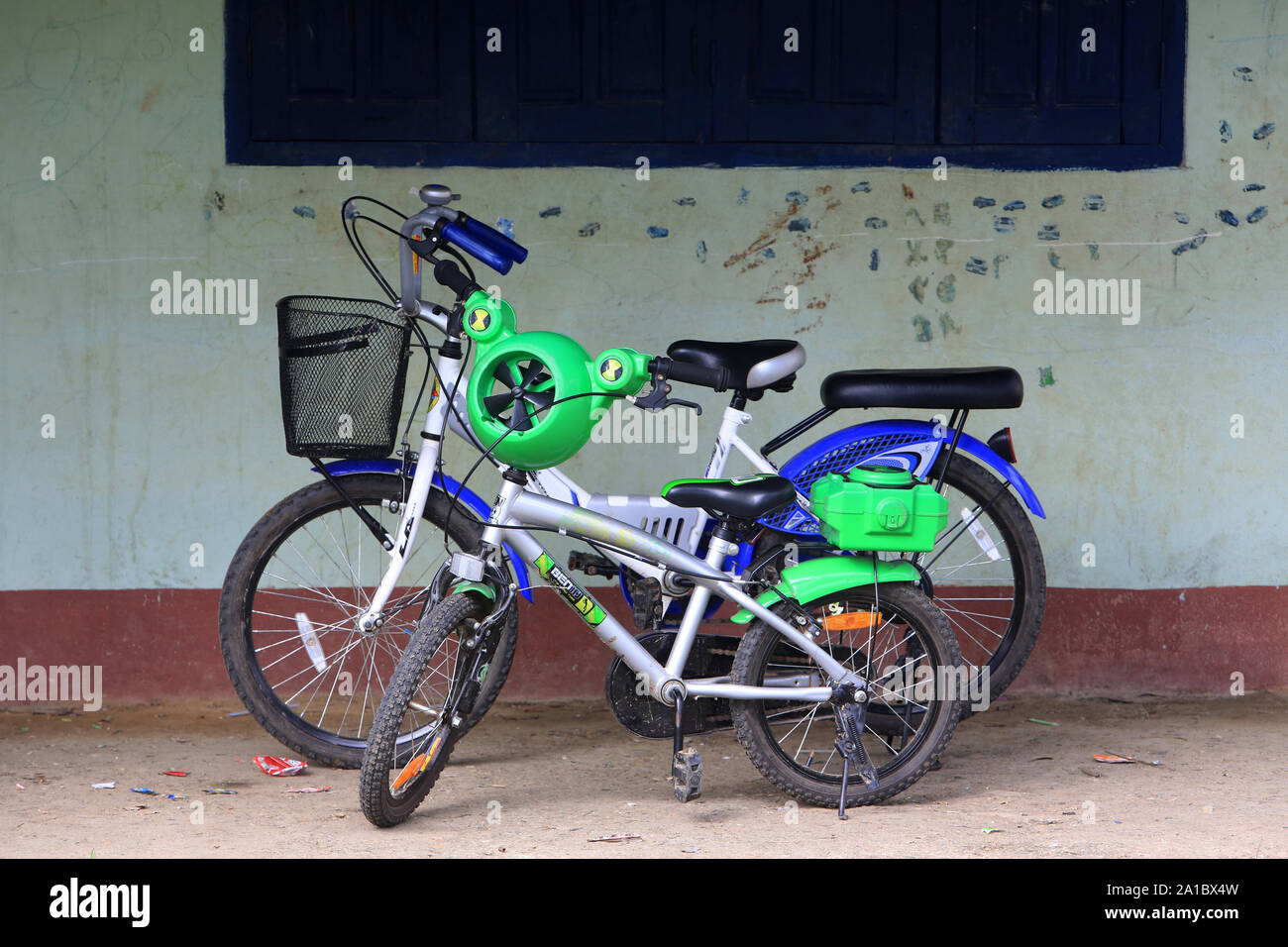 Bicyclettes. Vieng Vang. Laos. Asie. / Bikes. Vang Vieng. Laos. Asia. Stock Photo