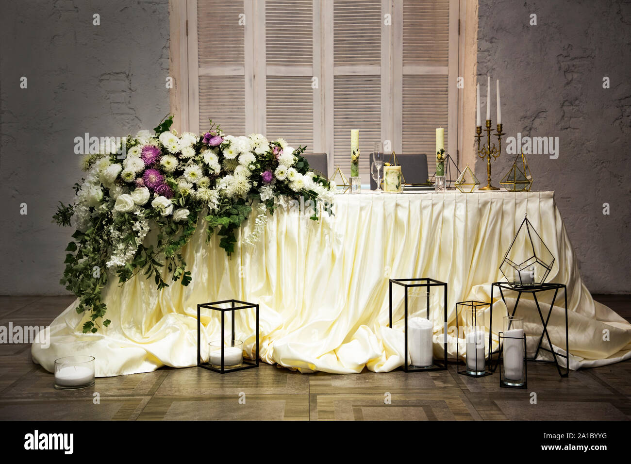 Luxurious floral decor on the wedding table of the bride and groom. Wedding  decoration with flowers and candles at a wedding ceremony. Wedding flower  Stock Photo - Alamy