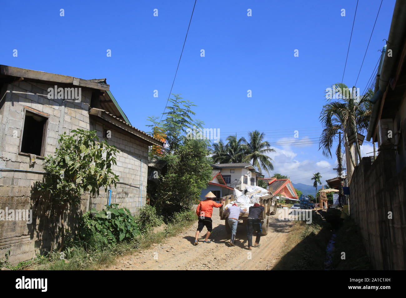 Paysans transport des sacs de riz. Vieng Vang. Laos. / Transporting bags of rice farmers. Vang Vieng. Laos. Stock Photo