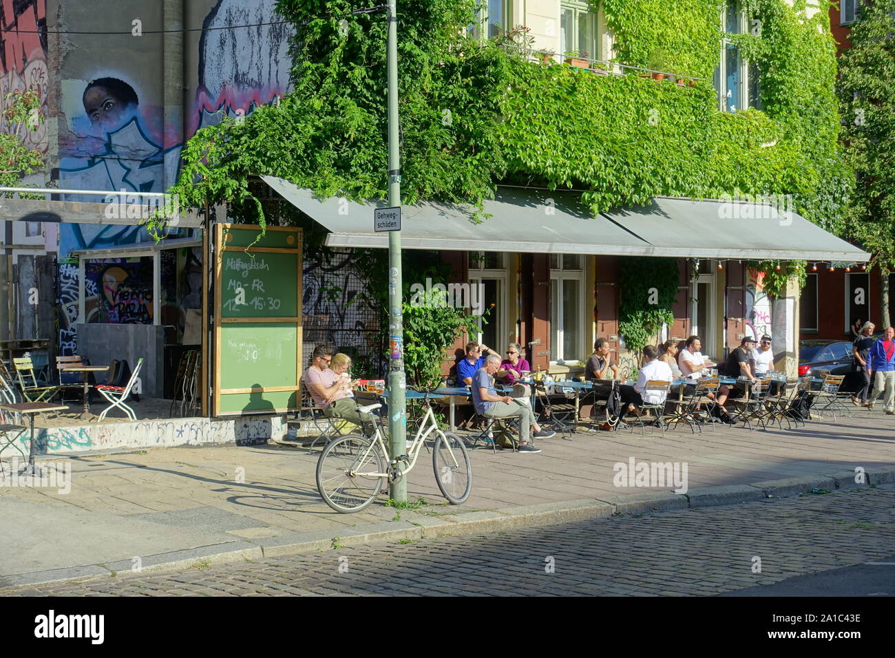 Berlin, Prenzlauer Berg, Cafe in der Sonnenburger Straße Stock Photo Alamy