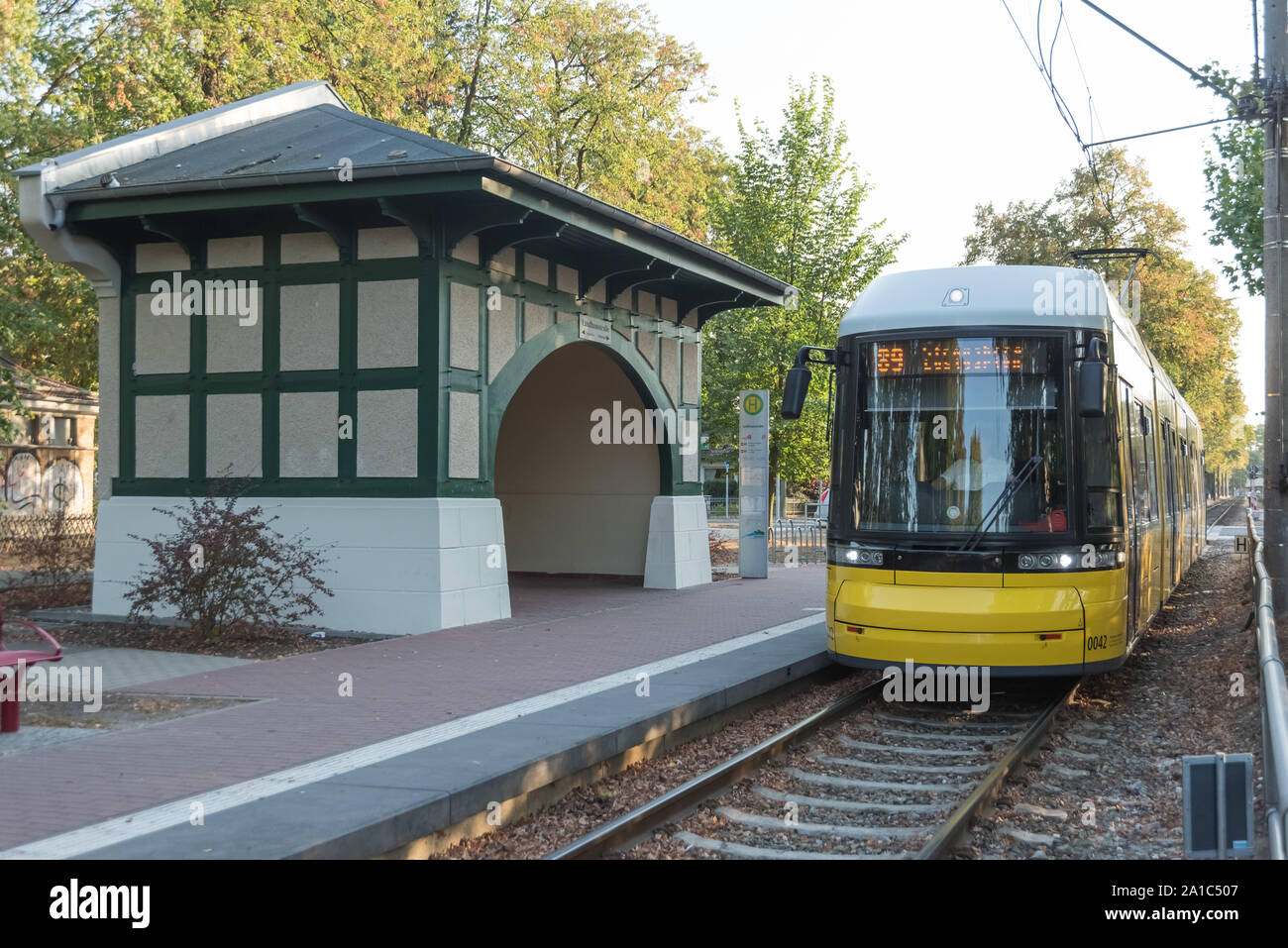 Strausberger Eisenbahn - als Linie 89 verbindet die Straßenbahn das Stadtzentrum von Strausberg mit dem peripher gelegenen Bahnhof Strausberg an der P Stock Photo