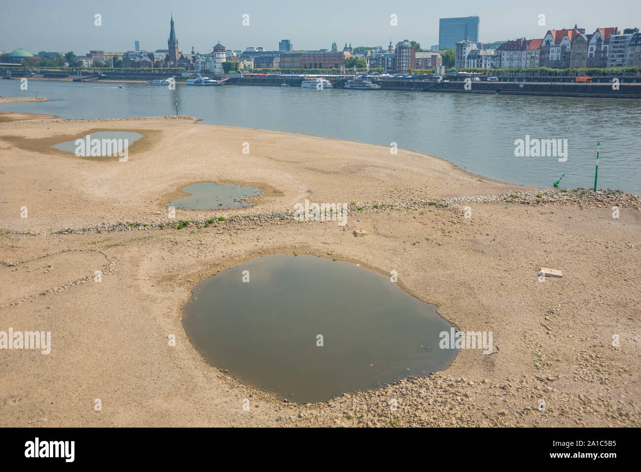 Düsseldorf, Dürre am Rhein - Duesseldorf, Rhine River Banks, Drought Stock Photo