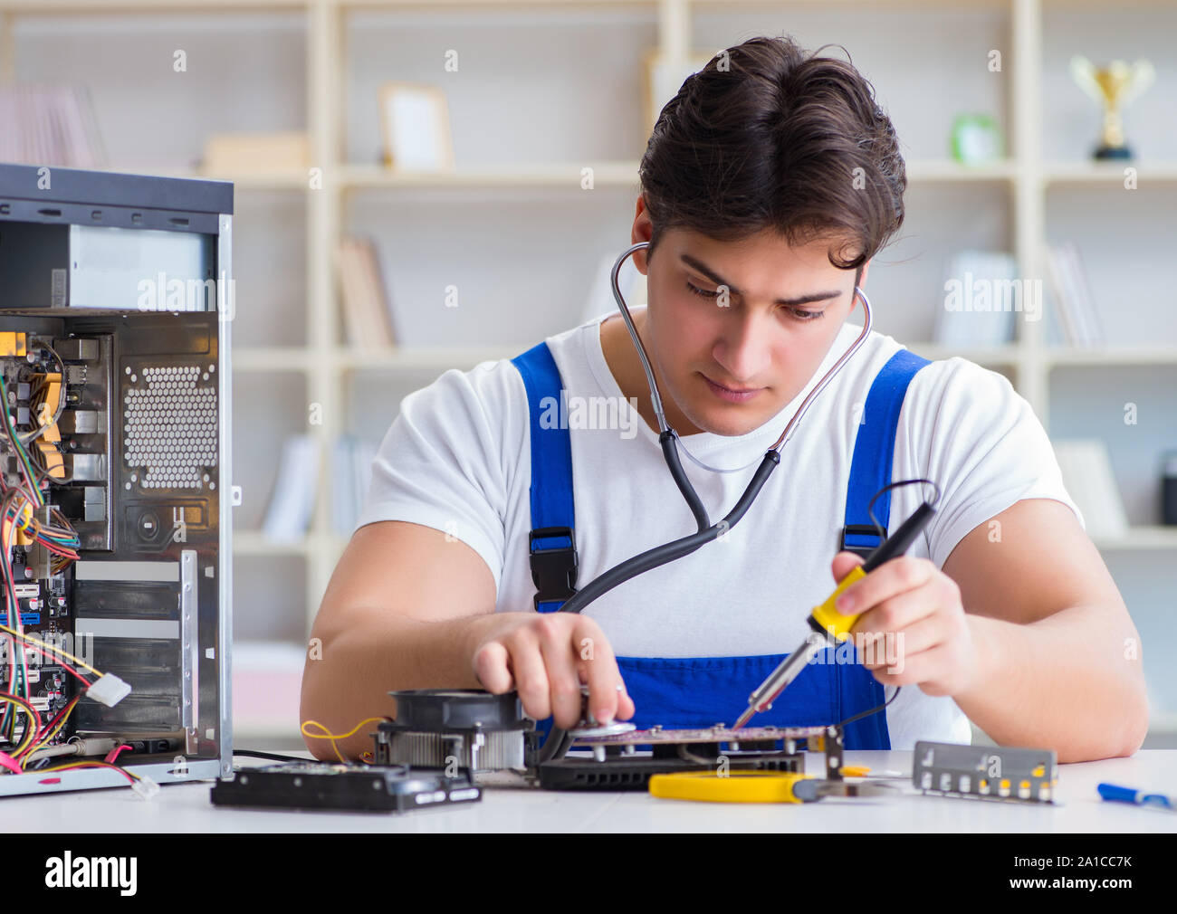 Computer Rebort Man The computer repairman repairing desktop computer Stock Photo - Alamy