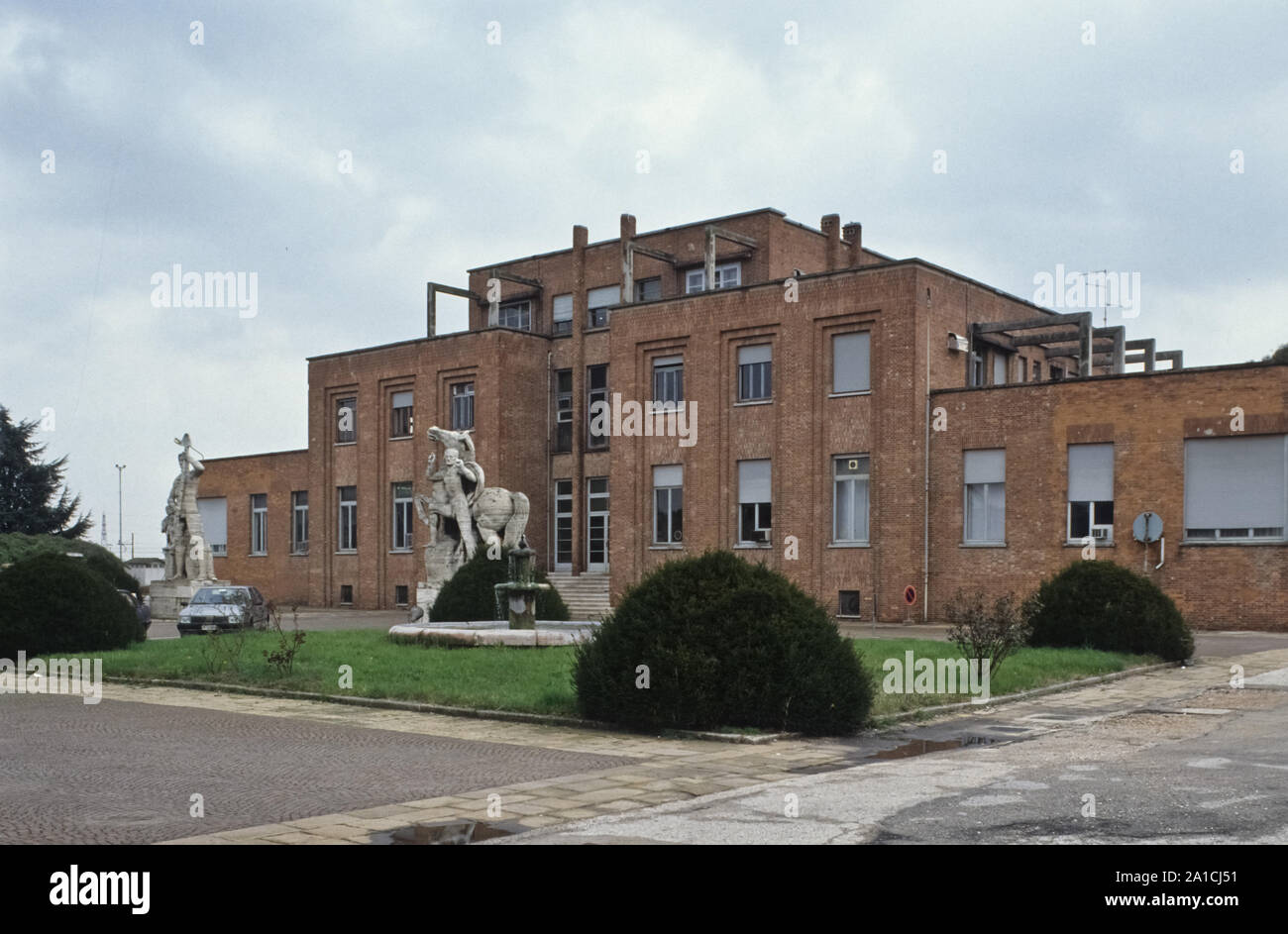 Toviscosa wurde unter Benito Mussolini 1938 nach Trockenlegung der umliegenden Sümpfe als Prestigeobjekt mit einer riesigen Zellulose-Fabrik und archi Stock Photo