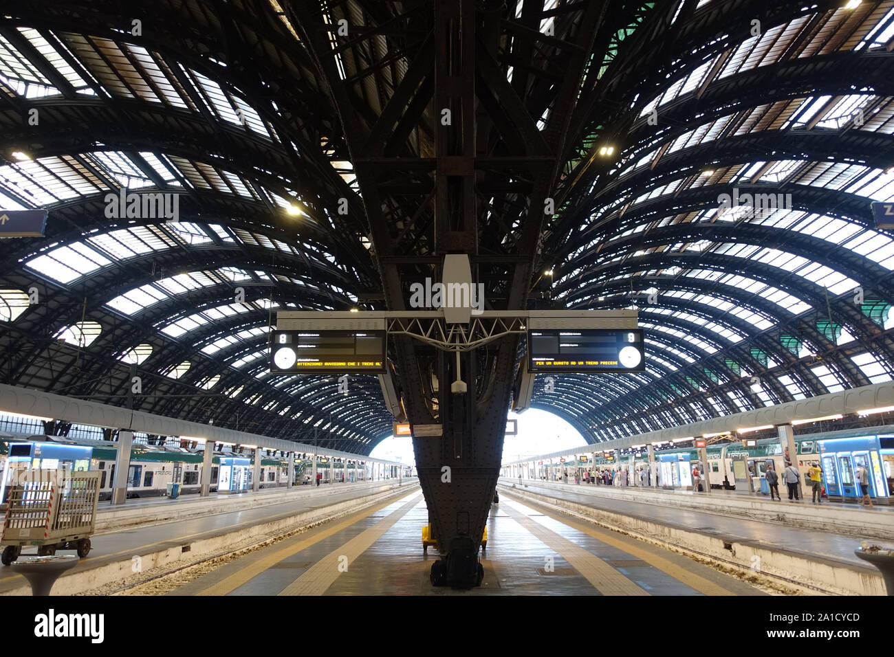 Die Stazione di Milano Centrale (oder kurz Milano Centrale) in Mailand ist ein Kopfbahnhof und einer der wichtigsten Bahnhöfe im europäischen Verkehrs Stock Photo