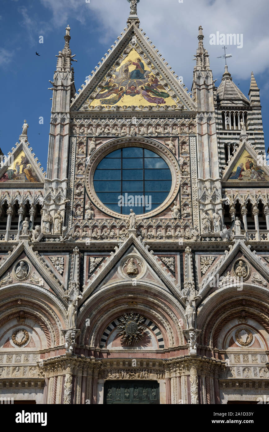 Die dreiachsige Westfront mit spitzen Dreiecksgiebeln ist dekoriert durch eine Reihe von Säulen, Statuen und eingelegtem Marmor. Sie soll von Giovanni Stock Photo