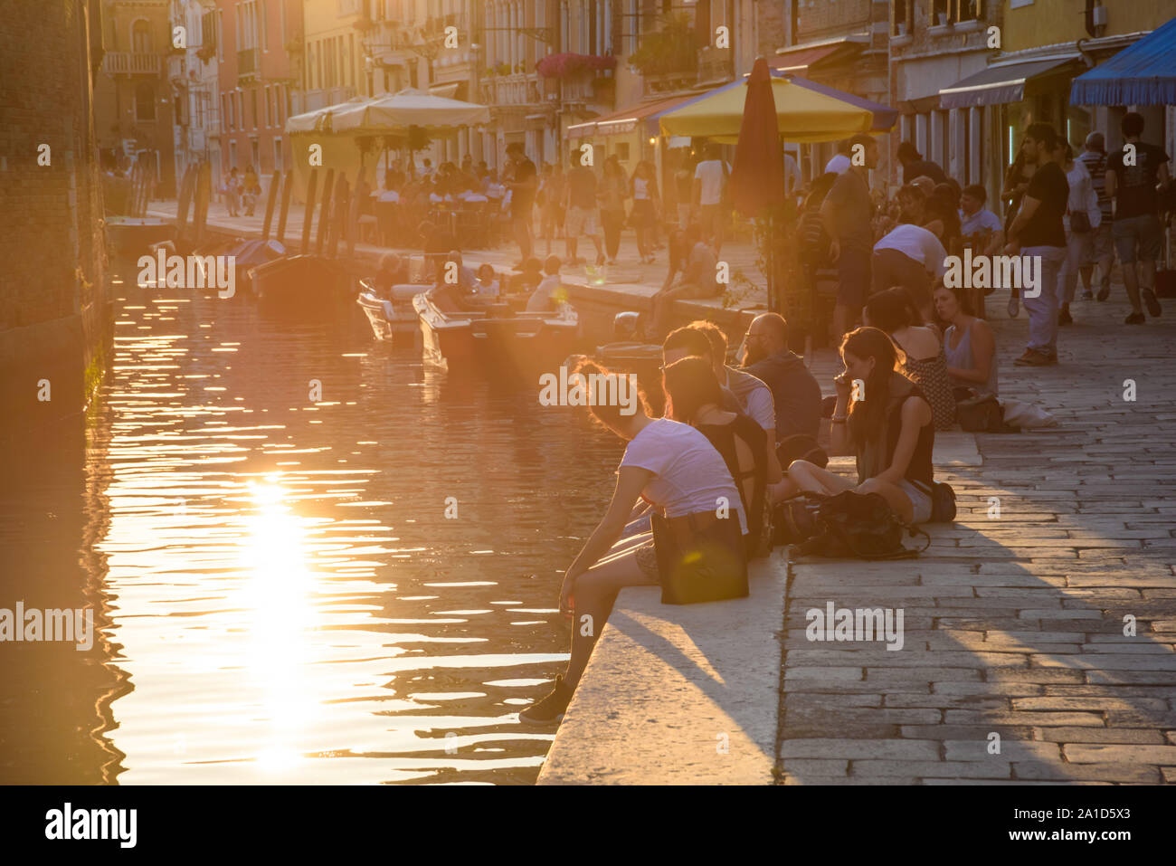 Venedig, Fondamenta Misericordia, junge Leute am Ufer des Kanals - Venedig, Fondamenta Misericordia, Group of Young People Stock Photo