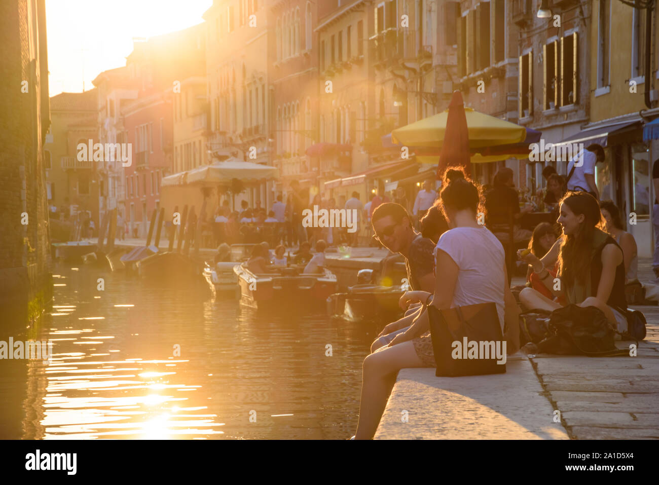 Venedig, Fondamenta Misericordia, junge Leute am Ufer des Kanals - Venedig, Fondamenta Misericordia, Group of Young People Stock Photo