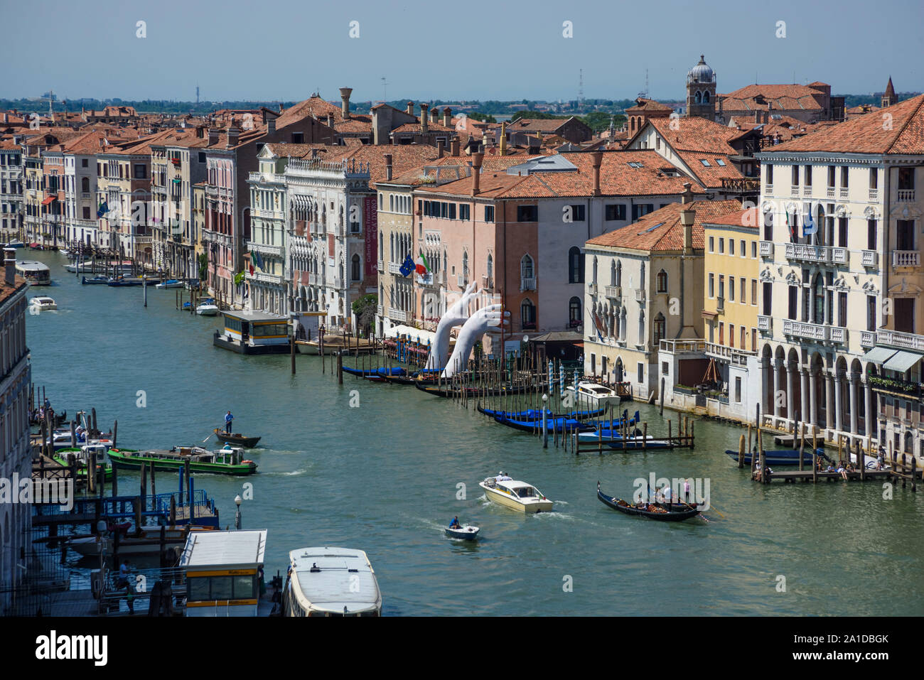 Venedig, Panorama von Fondaco dei Tedeschi mit Canal Grande, Kunstwerk Lorenzo Quinn, Support - Venice, Canal Grande Panorama, Artwork by Lorenzo Quin Stock Photo