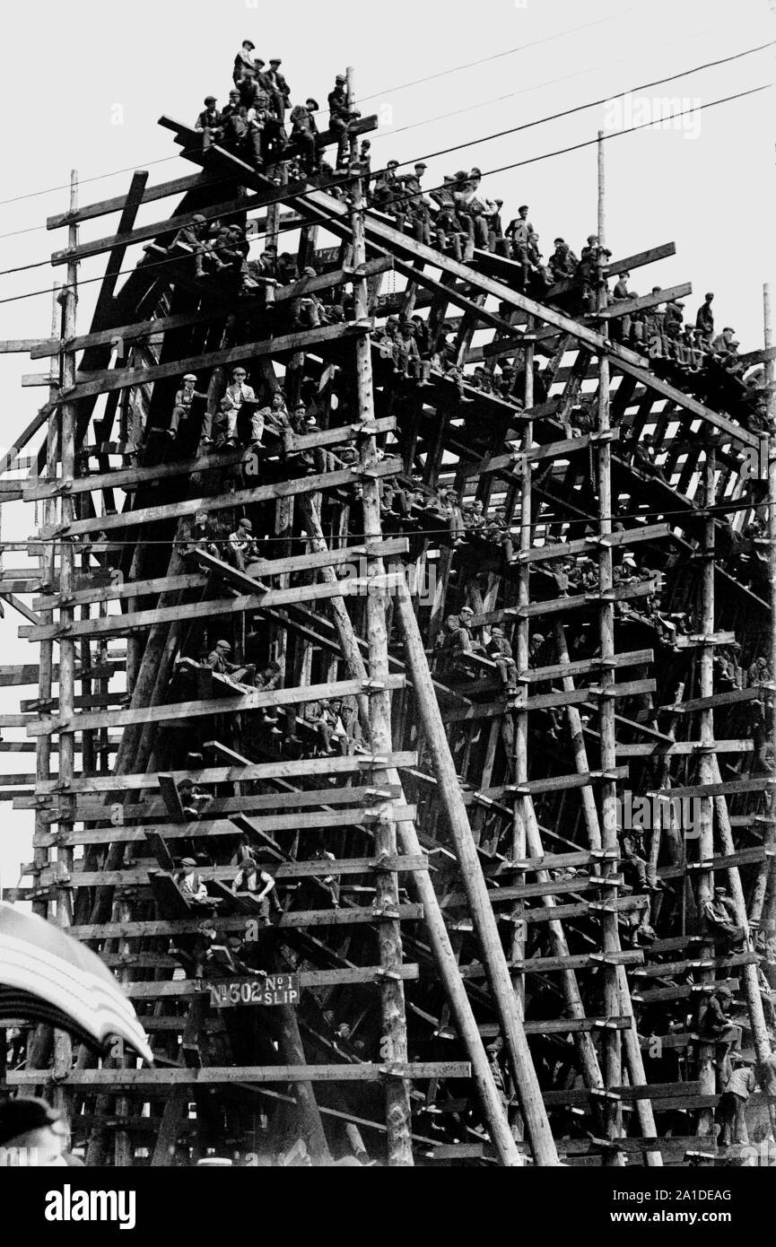 UK Shipyard workers take a vantage point on ship building scaffolding c1912 Photo by Tony Henshaw Stock Photo