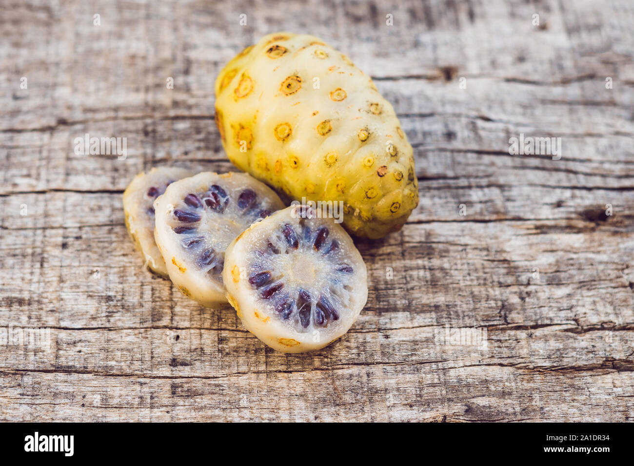 Succo di Noni e fresco frutta noni Foto stock - Alamy