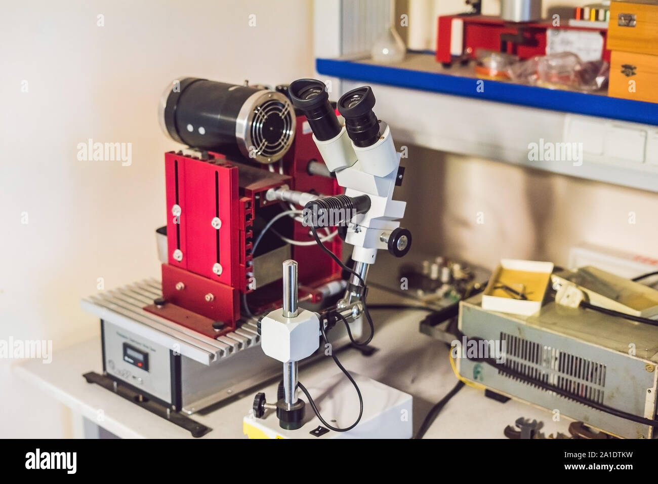 diamond wire cutting device for cutting solid materials in a process of