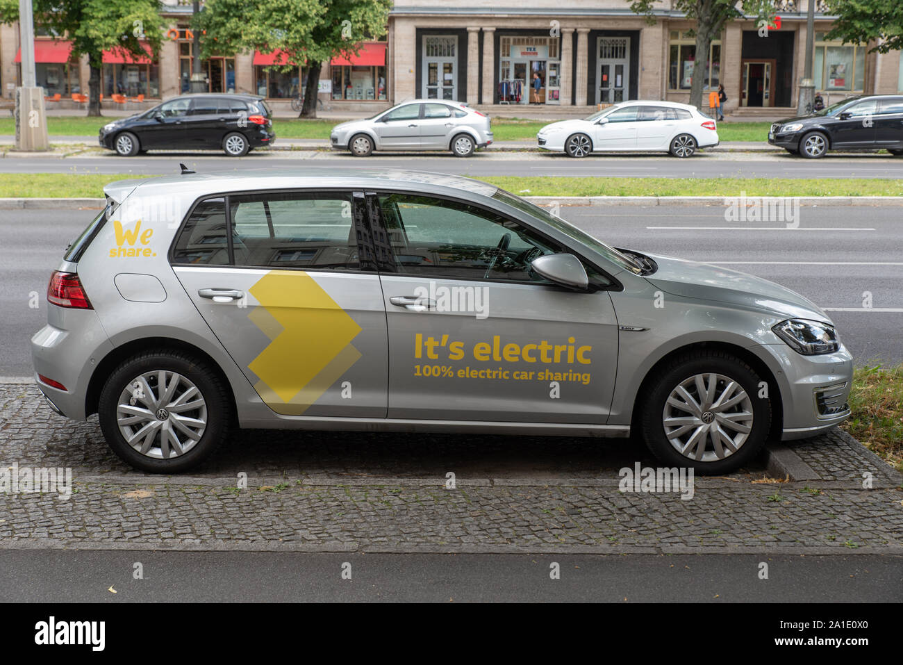 Elektroauto auf Karl-Marx-Allee, Berlin, Deutschland. // Electric car on Karl-Marx Allee, Berlin, Germany. Stock Photo