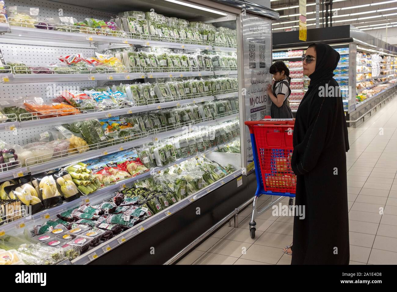 a veiled woman pushes in a carrefour supermarket, at the Villagio Shopping Mall in Doha/Qatar, on 25.09.2019. | Usage worldwide Stock Photo