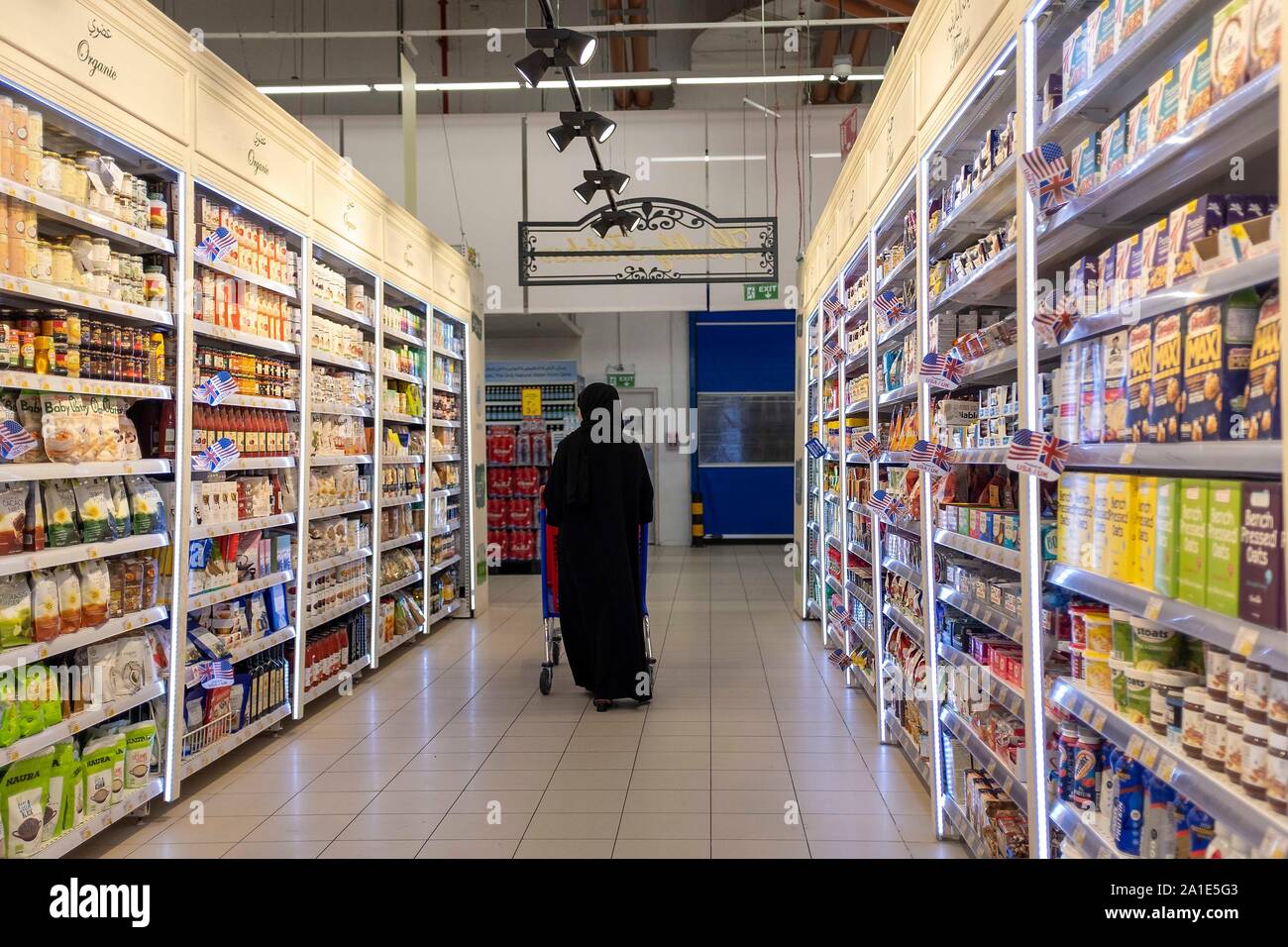 a veiled woman pushes a shopping cart in a carrefour supermarket, at the Villagio Shopping Mall in Doha/Qatar, on 25.09.2019. | Usage worldwide Stock Photo