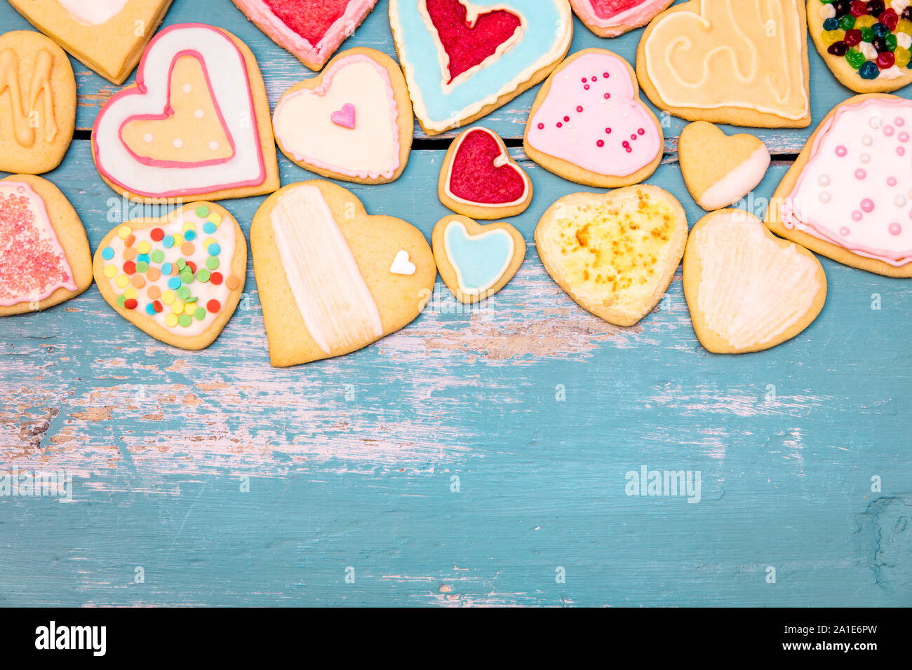 Viele bunte Herzen auf Holz Blau mit Textfreiraum, Kekse oder Plätzchen Stock Photo