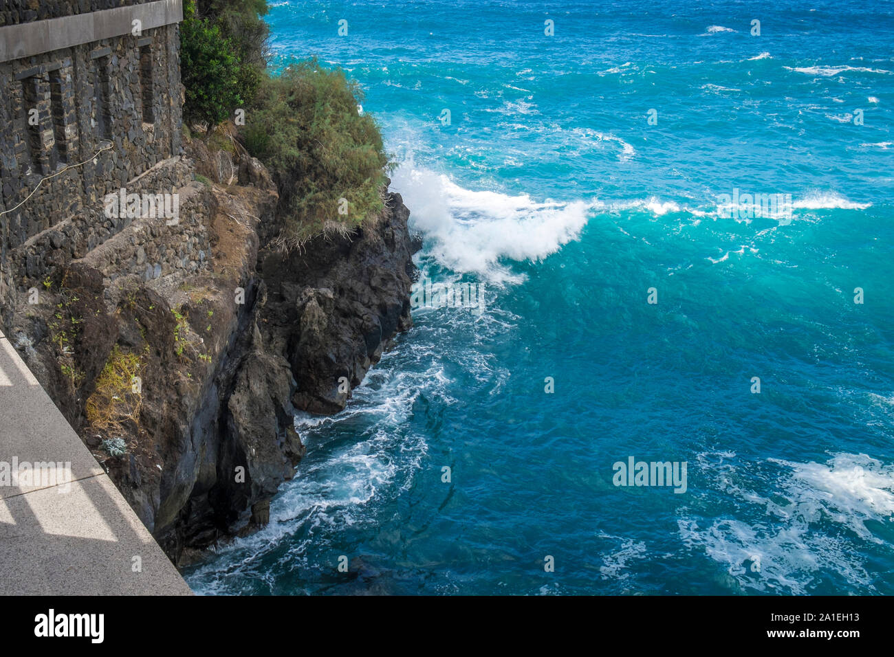 brechende Wellen und Gischt an der Promenade bei Puerto de la Cruz, Teneriffa Stock Photo