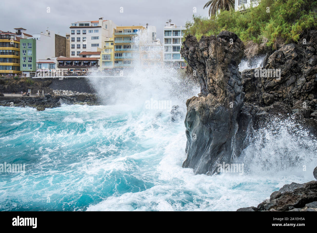brechende Wellen und Gischt an der Promenade bei Puerto de la Cruz, Teneriffa Stock Photo