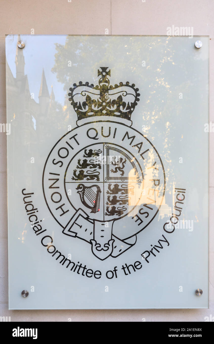 Exterior wall sign of the United Kingdom Supreme Court, with the 'Honi Soit  Qui Mal Y Pense' emblem, London Stock Photo - Alamy