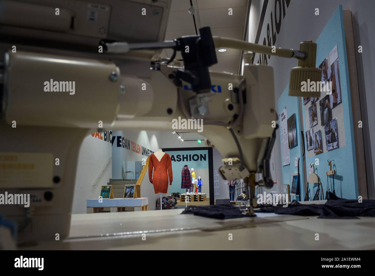 Berlin, Germany. 26th Sep, 2019. A sewing machine, dressed mannequins