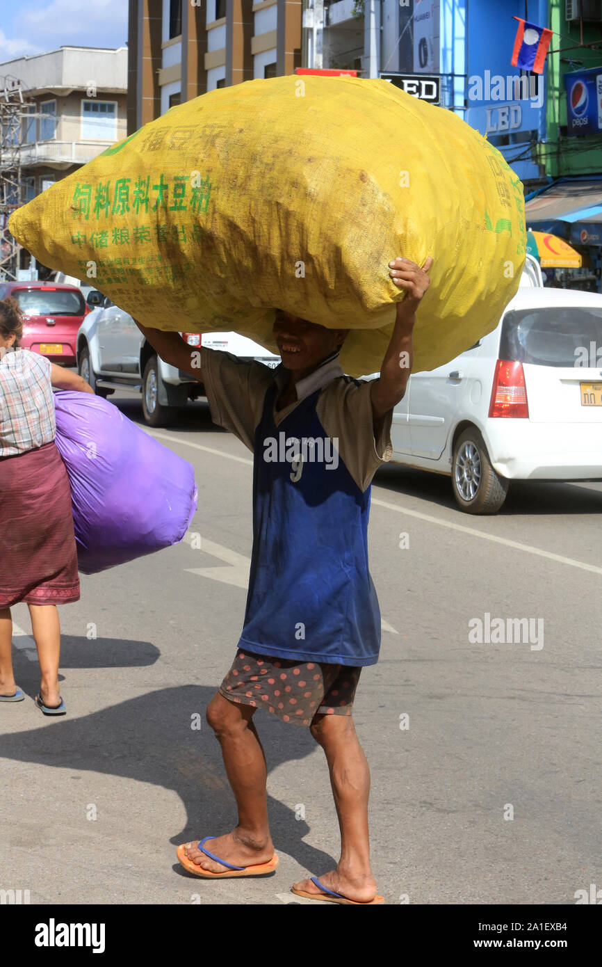 Laotien portant un énorme sac sur la tête. Vientiane. Laos. Stock Photo