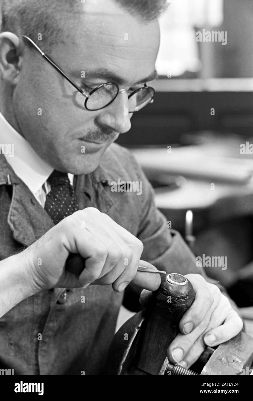 Herstellungsprozess von Silberringen in einer Ringfabrik in Hanau, Hessen, 1930er. Production process of silver rings in a ring manufactory in Hanau, Hesse, 1930s. Stock Photo
