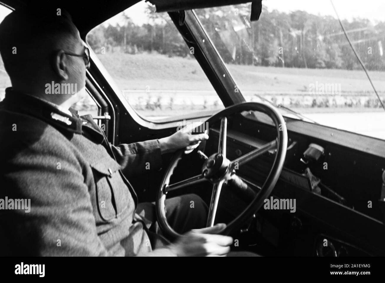 Fahrt nach Hanau von Darmstadt über Frankfurt a.M. mit Bus der Deutschen Reichsbahn, 1930er. Journey to Hanau from Darmstadt via Frankurt a. M. in a bus belonging to the German State Railway Deutsche Reichsbahn, 1930s. Stock Photo