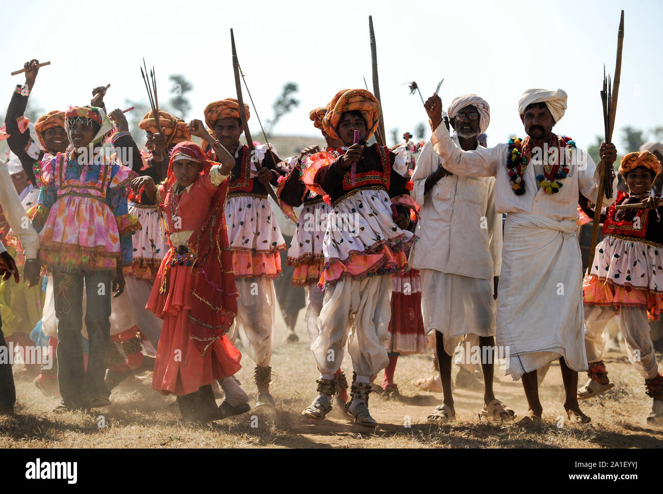 India Madhya Pradesh Khargone Tribals Celebrate Feast With Dance And Music Indien Madhya Pradesh Khargone Adivasi Feiern Ein Fest Mit Tanz Und Musik Stock Photo Alamy