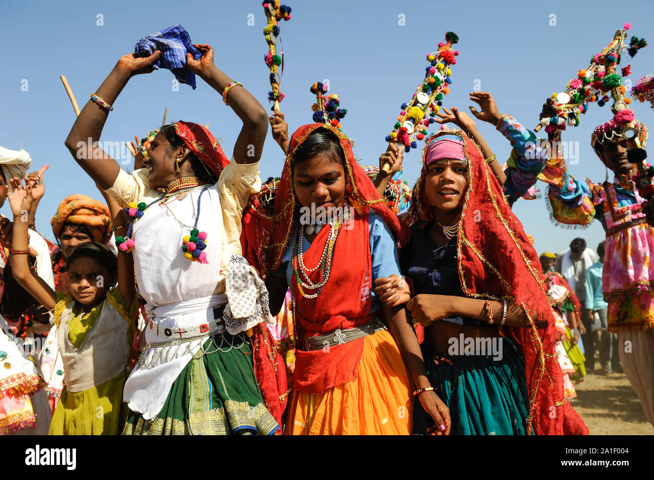 India Madhya Pradesh Khargone Tribals Celebrate Feast With Dance And Music Indien Madhya Pradesh Khargone Adivasi Feiern Ein Fest Mit Tanz Und Musik Stock Photo Alamy