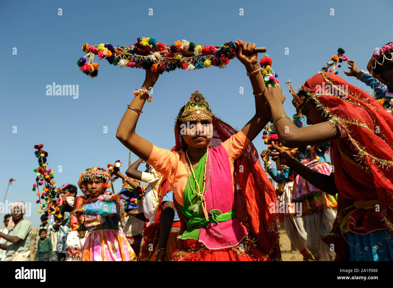 INDIA Madhya Pradesh Khargone , tribals celebrate feast with dance and music / INDIEN Madhya Pradesh Khargone , Adivasi feiern ein Fest mit Tanz und Musik Stock Photo