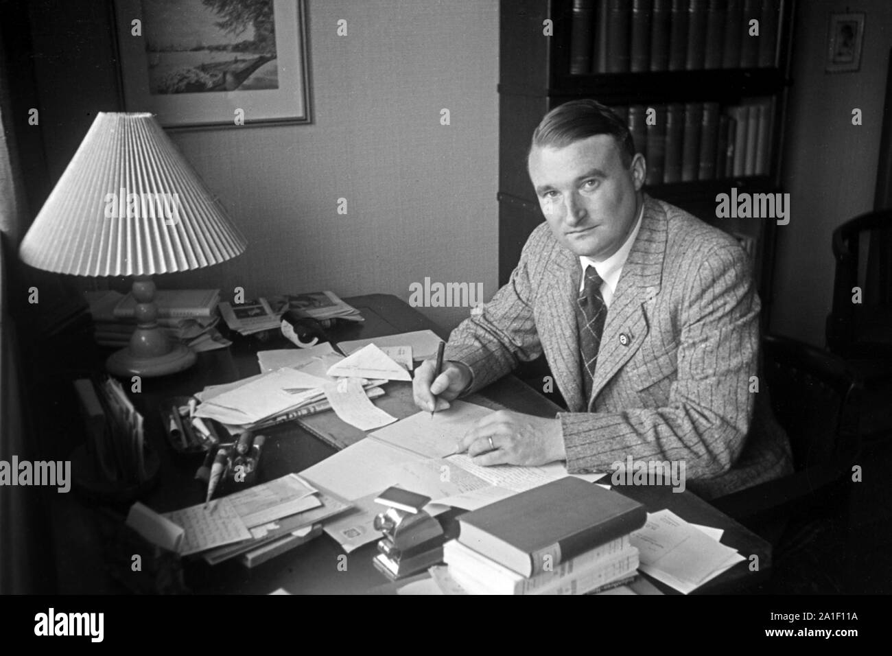 Ein Parteimitglied der NSDAP an seinem Schreibtisch, Deutschland 1939. A NSDAP party member at his desk, Germany 1939. Stock Photo