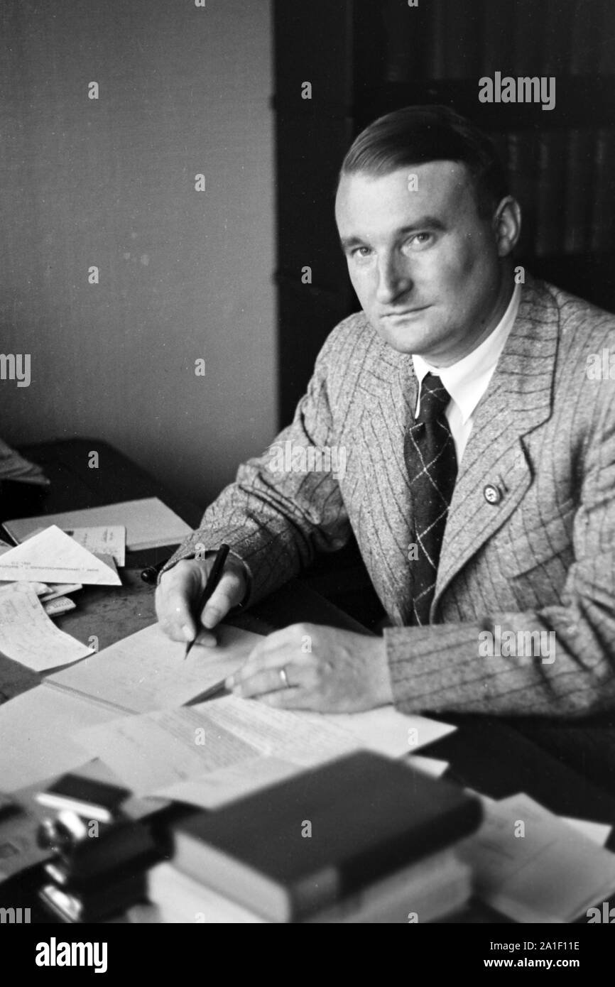 Ein Parteimitglied der NSDAP an seinem Schreibtisch, Deutschland 1939. A NSDAP party member at his desk, Germany 1939. Stock Photo