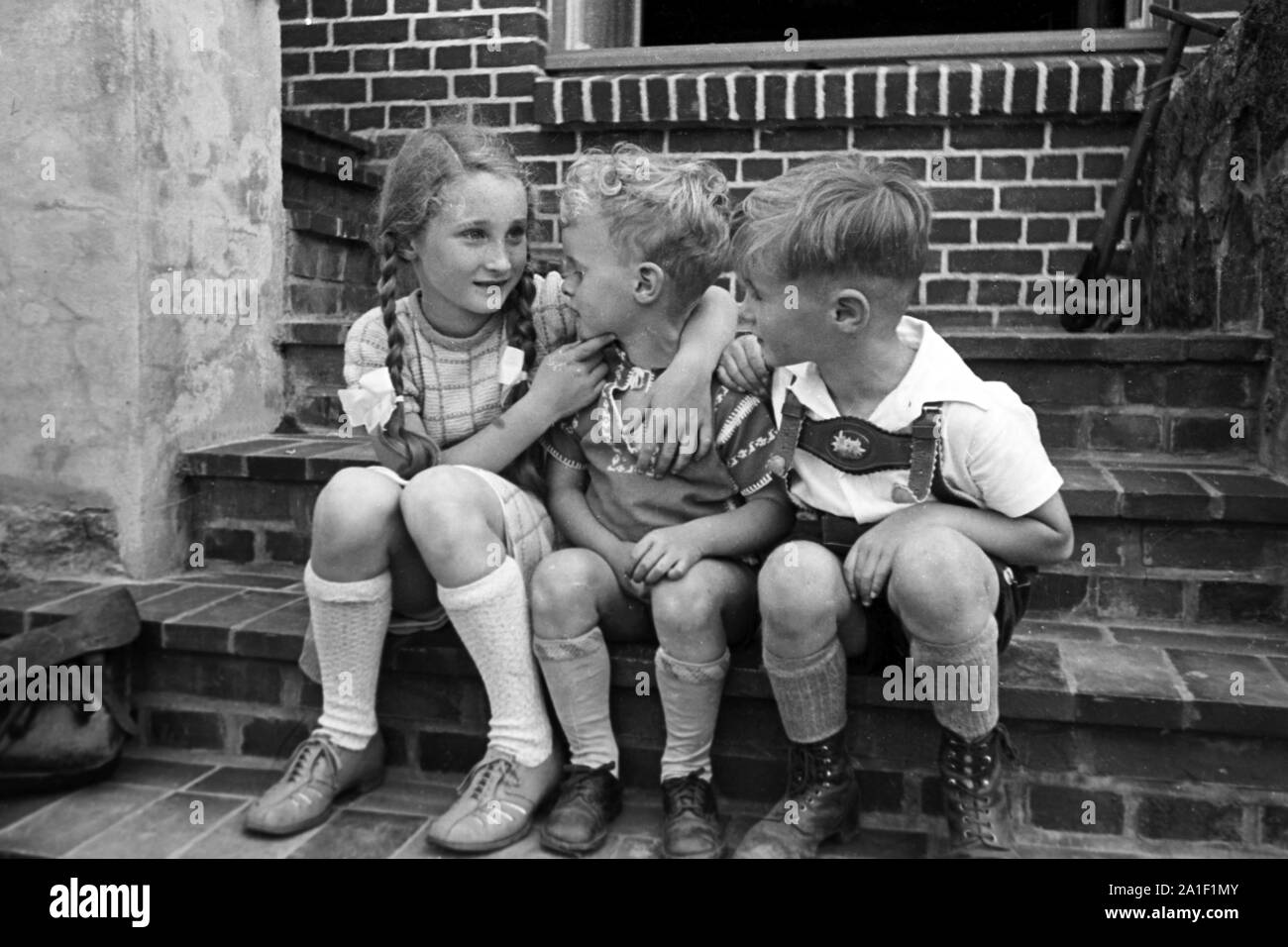 Drei Kinder bei einem Treppchen zum Garten, Deutschland 1939. Three children by a small stairway, Germany 1939. Stock Photo