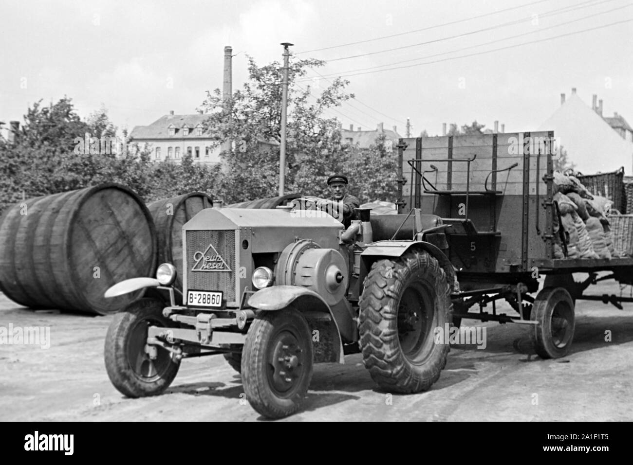 https://c8.alamy.com/comp/2A1F1T5/transport-von-gtern-innerhalb-der-konservenfabrik-c-th-lampe-in-braunschweig-deutschland-1939-transporting-goods-at-the-canning-factory-c-th-lampe-in-brunswick-germany-1939-2A1F1T5.jpg