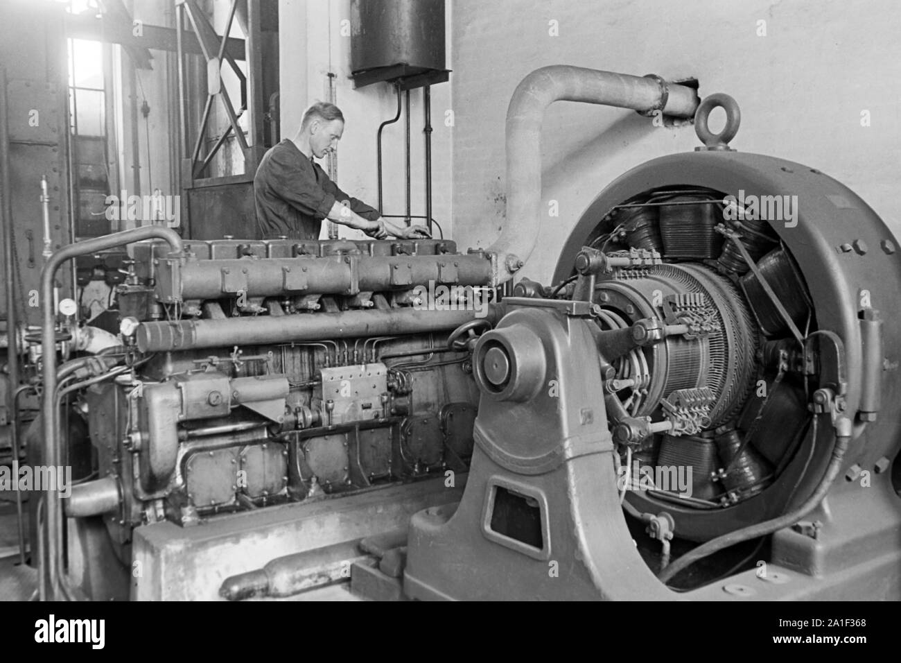 Motoren treiben der Maschinen der Konservenfabrik C. Th. Lampe in Braunschweig an, Deutschland 1939. Engines keeping running the machines at the canning factory C. Th. Lampe in Brunswick, Germany 1939. Stock Photo